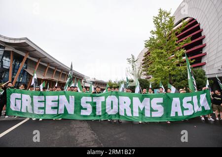 Hangzhou, China. August 2023. Zhejiang FC Fans jubeln während der AFC Champion League Qualifying Play off Match zwischen Zhejiang FC und Port FC im Huzhou Olympic Sports Center. (Endstand; Zhejiang FC 1:0 Port FC) (Foto: Amphol Thongmueangluang/SOPA Images/SIPA USA) Credit: SIPA USA/Alamy Live News Stockfoto