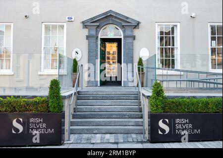 Waterford, Irland – 17. Juli 2023: Die Vorderseite des Irish Silver Museum in Waterford Irland Stockfoto