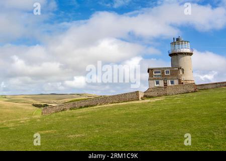 Der Belle Tout Lighthouse (auch Belle Toute) ist ein stillgelegter Leuchtturm und britisches Wahrzeichen in Beachy Head, East Sussex, in der Nähe von Stockfoto