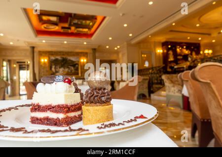 Dessertteller zur Begrüßung in der Gourmet Lounge Ritz Hotel Bahrain Stockfoto