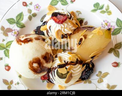 Belle Helen, ein Dessert aus in Zuckersirup pochierten Birnen, serviert mit Vanilleeis und Schokoladensirup. Ritz Gourmet Lounge Bahrain Stockfoto