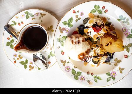 Belle Helen, ein Dessert aus in Zuckersirup pochierten Birnen, serviert mit Vanilleeis und Schokoladensirup. Ritz Gourmet Lounge Bahrain Stockfoto