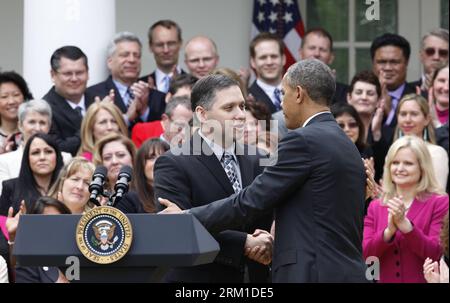Bildnummer: 59559984 Datum: 23.04.2013 Copyright: imago/Xinhua (130423) -- WASHINGTON D.C., 23. April 2013 (Xinhua) -- US-Präsident Barack Obama rüttelt mit dem 2013 National Teacher Jeffrey Charbonneau (L) während der Ehrenzeremonie des 2013 National Teacher of the Year im Weißen Haus in Washington D.C. am 23. April 2013. (Xinhua/Fang Zhe) US-WASHINGTON-OBAMA-LEHRER PUBLICATIONxNOTxINxCHN People Politik USA Ehrung Lehrer Bildung Premiere x0x xmb 2013 quer 59559984 Datum 23 04 2013 Copyright Imago XINHUA Washington D C 23. April 2013 XINHUA US-Präsident Barack Obama schüttelt H Stockfoto