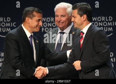 Bildnummer: 59568385 Datum: 24.04.2013 Copyright: imago/Xinhua (130424) -- LIMA, 24. April 2013 (Xinhua) -- der peruanische Präsident Ollanta Humala(L) gibt dem mexikanischen Präsidenten Enrique Pena Nieto(R) die Hand. der panamaische Präsident Ricardo Martinelli ist in der Mitte, während der Eröffnung des Weltwirtschaftsforums für Lateinamerika in Lima, der Hauptstadt Perus, am 24. April 2013. (Xinhua/ANDINA) PERU-LIMA-POLITICS-FORUM PUBLICATIONxNOTxINxCHN Politik People x0x 2013 quer premiumd 59568385 Datum 24 04 2013 Copyright Imago XINHUA LIMA 24. April 2013 XINHUA peruanischer Präsident Ollanta Humala l Stockfoto