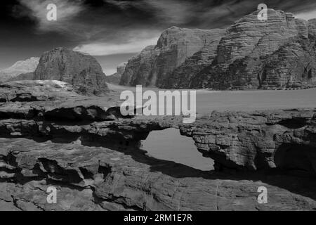 Die Little Rock Bridge (Raqabat al Wadak), Wadi Rum, UNESCO-Weltkulturerbe, Jordanien, Naher Osten Stockfoto