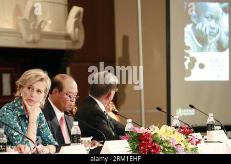 Bildnummer: 59570720 Datum: 25.04.2013 Copyright: imago/Xinhua (130425) -- PHNOM PENH, 25. April 2013 (Xinhua) -- Prinzessin Astrid von Belgien (L), Sonderbeauftragte der Roll Back Malaria Partnership, nimmt am 25. April 2013 an der Einleitung der Notfallreaktion gegen Artemisinin in der Subregion Greater Mekong in Phnom Penh, Kambodscha, Teil. Die Weltgesundheitsorganisation (WHO) hat am Donnerstag einen regionalen Rahmen zur Bekämpfung der Artemisinin-resistenten Malaria in der Großregion Mekong in Südostasien geschaffen. (Xinhua/Sovannara) CAMBODIA-PHNOM PENH-BELGIUM-WHO-MALARIA PUBLICATIONxNOT Stockfoto