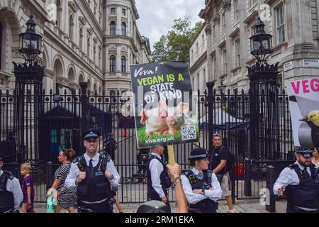 London, England, Großbritannien. 26. August 2023. Demonstranten vor der Downing Street. Während des National Animal Rights March marschierten Menschenmassen durch das Zentrum Londons und forderten ein Ende aller Formen der Ausbeutung und des Missbrauchs von Tieren sowie zur Unterstützung der Tierrechte und des Veganismus. (Bild: © Vuk Valcic/ZUMA Press Wire) NUR REDAKTIONELLE VERWENDUNG! Nicht für kommerzielle ZWECKE! Quelle: ZUMA Press, Inc./Alamy Live News Stockfoto