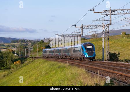Erster TransPennine Express CAF Klasse 397 Nova 2 Elektrozug an der Westküste in Cumbria, vorbei an Lambrigg Stockfoto