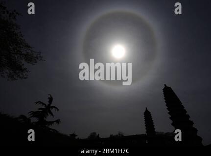 Bildnummer: 59581094  Datum: 29.04.2013  Copyright: imago/Xinhua (130429) -- TAIYUAN, April 29, 2013 (Xinhua) -- Photo taken on April 29, 2013 shows solar haloes over the sky of Shuangta Temple in Taiyuan City, capital of north China s Shanxi Province. (Xinhua/Yan Yan) (lfj) CHINA-SHANXI-TAIYUAN-SOLAR HALOES (CN) PUBLICATIONxNOTxINxCHN Halo Lichterscheinung Lichteffekt Sonne Sonnenhalo xas x0x 2013 quer premiumd      59581094 Date 29 04 2013 Copyright Imago XINHUA  Taiyuan April 29 2013 XINHUA Photo Taken ON April 29 2013 Shows Solar  Over The Sky of Shuangta Temple in Taiyuan City Capital of Stock Photo