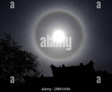 Bildnummer: 59581095  Datum: 29.04.2013  Copyright: imago/Xinhua (130429) -- TAIYUAN, April 29, 2013 (Xinhua) -- Photo taken on April 29, 2013 shows solar haloes over the sky of Shuangta Temple in Taiyuan City, capital of north China s Shanxi Province. (Xinhua/Yan Yan) (lfj) CHINA-SHANXI-TAIYUAN-SOLAR HALOES (CN) PUBLICATIONxNOTxINxCHN Halo Lichterscheinung Lichteffekt Sonne Sonnenhalo xas x0x 2013 quer premiumd      59581095 Date 29 04 2013 Copyright Imago XINHUA  Taiyuan April 29 2013 XINHUA Photo Taken ON April 29 2013 Shows Solar  Over The Sky of Shuangta Temple in Taiyuan City Capital of Stock Photo