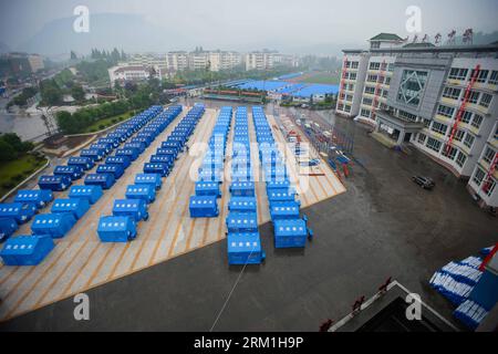 Bildnummer: 59581815  Datum: 29.04.2013  Copyright: imago/Xinhua (130429) -- TIANQUAN, April 29, 2013 (Xinhua) -- Photo taken on April 29, 2013 shows temporarily-erected dormitories outside Tianquan Middle School in Tianquan County, southwest China s Sichuan Province. The earthquake-hit region in Sichuan Province received a rainfall on April 29, but the rain did not affect those students who have resumed their classes in fabricated houses. (Xinhua/Li Qiaoqiao) (lfj) CHINA-SICHUAN-LUSHAN EARTHQUAKE-RAINFALL (CN) PUBLICATIONxNOTxINxCHN xcb x0x 2013 quer      59581815 Date 29 04 2013 Copyright Im Stock Photo