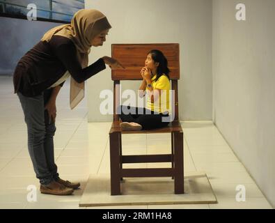 Bildnummer: 59581810  Datum: 29.04.2013  Copyright: imago/Xinhua (130429) -- JAKARTA, April 29, 2013 (Xinhua) -- Two visitors pose for a photo in front of a creative work during the Trick Art Exhibition held at a shopping mall in Jakarta, Indonesia, April 29, 2013. A total of 72 creative works from South Korea and Indonesia were displayed at the exhibition. (Xinhua/Zulkarnain) (bxq) INDONESIA-JAKARTA-TRICK ART EXHIBITION PUBLICATIONxNOTxINxCHN xcb x0x 2013 quer      59581810 Date 29 04 2013 Copyright Imago XINHUA  Jakarta April 29 2013 XINHUA Two Visitors Pose for a Photo in Front of a Creativ Stock Photo