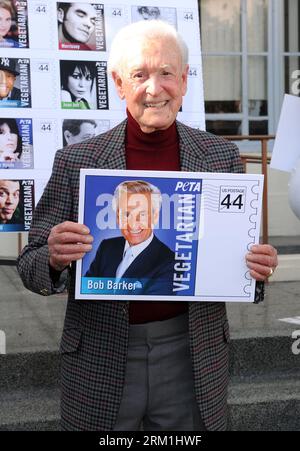 Los Angeles, USA. 26. August 2023. Der legendäre Gastgeber und langjährige Tierschützer Bob Barker, 99, starb am 26. August 2023 in seinem Haus in Los Angeles, Kalifornien. Er starb an natürlichen Ursachen. --------------------------------------------------------------------- November 29, 2011 Los Angeles, Ca. Bob Barker „Peta Goes Postal“ Unvailing vor dem Postamt von LA © Vince Flores/AFF-USA.COM Credit: AFF/Alamy Live News Stockfoto