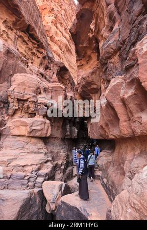 Menschen in der Khazali-Schlucht, berühmt für die alten Inschriften und Wasserlöcher, Wadi Rum, Jordanien, Nahost Stockfoto