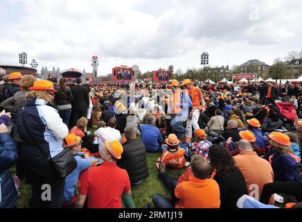 Bildnummer: 59585981 Datum: 30.04.2013 Copyright: imago/Xinhua (130430) -- AMSTERDAM, 30. April 2013 (Xinhua) -- Feier der Einweihung des neuen Königs der Niederlande Willem-Alexander in Amsterdam, Niederlande, 30. April 2013. Nach der Abdankung von Königin Beatrix wurde der neue König der Niederlande Willem-Alexander am Dienstag offiziell eingeweiht. (Xinhua/YE Pingfan) (zw) NIEDERLANDE-AMSTERDAM-KÖNIG-EINWEIHUNGSFEIER PUBLICATIONxNOTxINxCHN Entertainment Gesellschaft Krönung Volk Premiere x0x xsk 2013 quer 59585981 Datum 30 04 2013 Copyright Imago XINHUA Amsterd Stockfoto