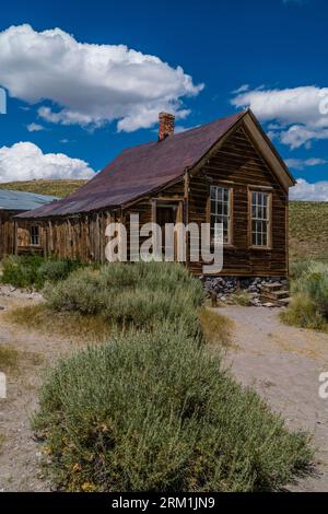 Außenansicht des Metzger-Hauses in der Geisterstadt Bodie in Kalifornien. Bodie ist eine Geisterstadt in den Bodie Hills östlich der Sierra Nevada. Stockfoto