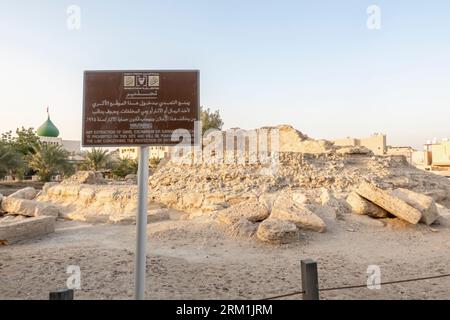 Die Gewinnung von Sand, die Ausgrabung, die Müllentsorgung sind ein strafbares Zeichen, das Warnschild des bahrainischen Ministeriums für Cuture an der historischen Stätte in Seef Bahrain Stockfoto