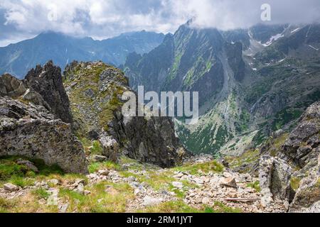 Felsige Landschaft in den hohen Tatra-Bergen der Slowakei Stockfoto