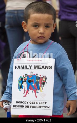Bildnummer: 59594090  Datum: 01.05.2013  Copyright: imago/Xinhua (130502) -- LOS ANGELES,  2013 (Xinhua) -- A boy with a sign participates in the May Day march and rally in Los Angeles, the United States on May 1, 2013. In celebration of the May Day, gathered across the country to rally for various topics including immigration reform.(Xinhua/Zhao Hanrong)(zhf) US-LOS ANGELES-LABOUR DAY-PROTEST PUBLICATIONxNOTxINxCHN Gesellschaft Politik Demo Protest 1 Mai Maidemo xcb x0x 2013 hoch     59594090 Date 01 05 2013 Copyright Imago XINHUA  Los Angeles 2013 XINHUA a Boy With a Sign participates in The Stockfoto