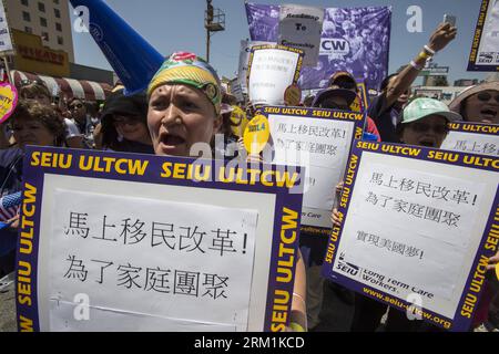 Bildnummer: 59594092  Datum: 01.05.2013  Copyright: imago/Xinhua (130502) -- LOS ANGELES,  2013 (Xinhua) -- participate in the May Day march and rally in Los Angeles, the United States on May 1, 2013. In celebration of May Day, gathered across the country to rally for various topics including immigration reform.(Xinhua/Zhao Hanrong)(zhf) US-LOS ANGELES-LABOUR DAY-PROTEST PUBLICATIONxNOTxINxCHN Gesellschaft Politik Demo Protest 1 Mai Maidemo xcb x0x 2013 quer     59594092 Date 01 05 2013 Copyright Imago XINHUA  Los Angeles 2013 XINHUA participate in The May Day March and Rally in Los Angeles Th Stockfoto