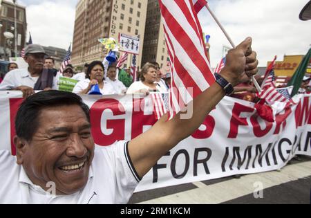 Bildnummer: 59594089  Datum: 01.05.2013  Copyright: imago/Xinhua (130502) -- LOS ANGELES,  2013 (Xinhua) -- A man shouts slogans during the May Day march and rally in Los Angeles, the United States on May 1, 2013. In celebration of the May Day, gathered across the country to rally for various topics including immigration reform.(Xinhua/Zhao Hanrong)(zhf) US-LOS ANGELES-LABOUR DAY-PROTEST PUBLICATIONxNOTxINxCHN Gesellschaft Politik Demo Protest 1 Mai Maidemo xcb x0x 2013 quer     59594089 Date 01 05 2013 Copyright Imago XINHUA  Los Angeles 2013 XINHUA a Man Shouts Slogans during The May Day Mar Stockfoto