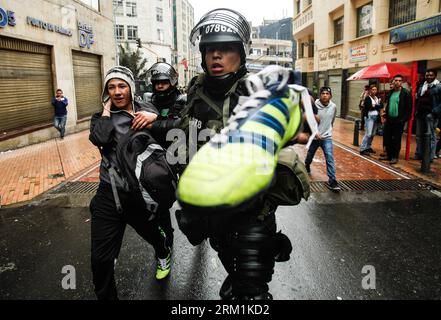 Bildnummer: 59594101  Datum: 01.05.2013  Copyright: imago/Xinhua (130502) -- BOGOTA,  2013 (Xinhua) -- Policemen arrest a man during a protest in commemoration of the International Labour Day in Bogota, capital of Colombia, May 1, 2013. (Xinhua/Jhon Paz)(zhf) COLOMBIA-BOGOTA-LABOUR DAY-PROTEST PUBLICATIONxNOTxINxCHN Gesellschaft Politik Demo Protest 1 Mai Maidemo xcb x2x 2013 quer Aufmacher premiumd o0 Polizei Festnahme     59594101 Date 01 05 2013 Copyright Imago XINHUA  Bogota 2013 XINHUA Policemen Arrest a Man during a Protest in Commemoration of The International Labour Day in Bogota Capit Stock Photo