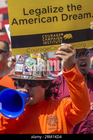 Bildnummer: 59594087  Datum: 01.05.2013  Copyright: imago/Xinhua (130502) -- LOS ANGELES,  2013 (Xinhua) -- A man holds a sign during the May Day march and rally in Los Angeles, the United States on May 1, 2013. In celebration of the May Day, gathered across the country to rally for various topics including immigration reform.(Xinhua/Zhao Hanrong)(zhf) US-LOS ANGELES-LABOUR DAY-PROTEST PUBLICATIONxNOTxINxCHN Gesellschaft Politik Demo Protest 1 Mai Maidemo xcb x0x 2013 hoch     59594087 Date 01 05 2013 Copyright Imago XINHUA  Los Angeles 2013 XINHUA a Man holds a Sign during The May Day March a Stockfoto