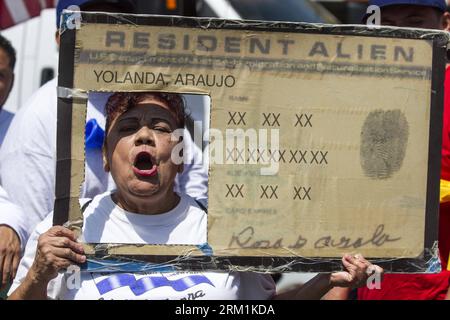 Bildnummer: 59594091 Datum: 01.05.2013 Copyright: imago/Xinhua (130502) -- LOS ANGELES, 2013 (Xinhua) -- A Woman with a Green Card Sign Shows Slogans during the May Day march and Rally in Los Angeles, the United States on May 1, 2013. Zur Feier des Maitages versammelten sich im ganzen Land, um sich zu verschiedenen Themen zu versammeln, einschließlich Einwanderungsreform.(Xinhua/Zhao Hanrong)(zhf) US-LOS ANGELES-LABOUR-DAY-Protest PUBLICATIONxNOTxINxCHN Gesellschaft Politik Demo Protest 1 Mai Maidemo xcb x0x 2013 quer 59594091 Datum 01 05 2013 Copyright Imago XINHUA Los Angeles 2013 XINHUA A Woman with a GRE Stockfoto
