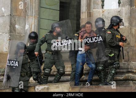 Bildnummer: 59594099  Datum: 01.05.2013  Copyright: imago/Xinhua (130502) -- BOGOTA,  2013 (Xinhua) -- Policemen arrest a man during a protest in commemoration of the International Labour Day in Bogota, capital of Colombia, May 1, 2013. (Xinhua/Jhon Paz)(zhf) COLOMBIA-BOGOTA-LABOUR DAY-PROTEST PUBLICATIONxNOTxINxCHN Gesellschaft Politik Demo Protest 1 Mai Maidemo xcb x2x 2013 quer Aufmacher premiumd o0 Festnahme Polizei     59594099 Date 01 05 2013 Copyright Imago XINHUA  Bogota 2013 XINHUA Policemen Arrest a Man during a Protest in Commemoration of The International Labour Day in Bogota Capit Stock Photo