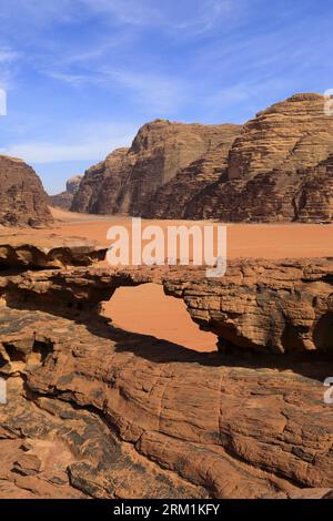 Die Little Rock Bridge (Raqabat al Wadak), Wadi Rum, UNESCO-Weltkulturerbe, Jordanien, Naher Osten Stockfoto