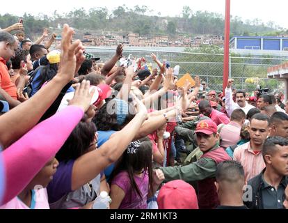 Bildnummer: 59597008  Datum: 02.05.2013  Copyright: imago/Xinhua LOS TEQUES, May 2, 2013 - Photo provided by Presidency of Venezuela shows Venezuelan President Nicolas Maduro (R, in white) arrives to a meeting at the neighborhood El Nacional, in Los Teques, capital of Miranda State, Venezuela, on May 2, 2013. Maduro started with his ministerial cabinet on Thursday the installation of Street Government in Miranda State, according to local media. (Xinhua/Presidency of Venezuela) (fnc) (sp) (syq) VENEZUELA-LOS TEQUES-POLITICS-MADURO PUBLICATIONxNOTxINxCHN People Politik xsp x0x 2013 quer Highligh Stock Photo