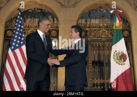 Bildnummer: 59597547 Datum: 02.05.2013 Copyright: imago/Xinhua MEXICO CITY, 2. Mai 2013 -- das Bild der mexikanischen Präsidentschaft zeigt, wie der mexikanische Präsident Enrique Pena Nieto (R) und US-Präsident Barack Obama (L) während einer gemeinsamen Pressekonferenz nach einem bilateralen Treffen im Nationalpalast in Mexiko-Stadt, der Hauptstadt Mexikos, am 2. Mai 2013 die Hände schütteln. Obama besucht Mexiko, um sich mit Pena Nieto zu treffen und Fragen in Bezug auf Bildung, Infrastruktur, Handel, Migration und Sicherheit zu analysieren, so die lokale Presse. (Xinhua/mexikanische Präsidentschaft) (dzl) MEXIKO-MEXIKO-STADT-US-POLITIK-OBAMA Stockfoto