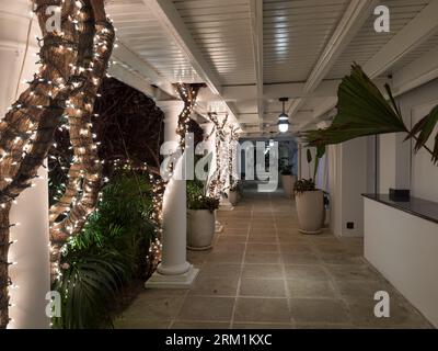 Grand Cayman, Cayman Islands, 25. Juni 2023, nächtlicher Blick auf einen Korridor in Palm Heights, einem Boutique-Hotel am Seven Mile Beach Stockfoto