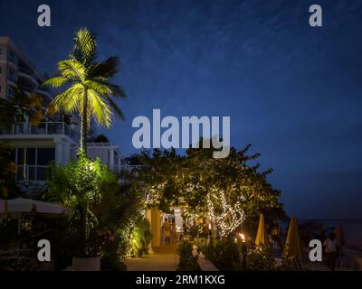 Grand Cayman, Cayman Islands, 18. August 2023, Blick bei Nacht auf Palm Heights, ein Boutique-Hotel am Seven Mile Beach Stockfoto