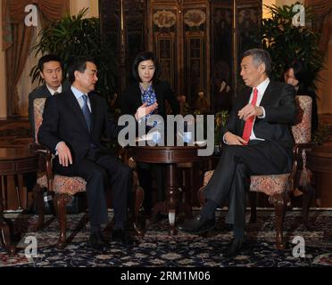 Bildnummer: 59598361  Datum: 03.05.2013  Copyright: imago/Xinhua (130503) -- SINGAPORE, May 3, 2013 (Xinhua) -- Chinese Foreign Minister Wang Yi (front, L) meets with Singapore s Prime Minister Lee Hsien Loong (front, R) in Singapore, May 3, 2013. Wang is on official visits to Thailand, Indonesia, Singapore and Brunei from April 30 to May 5. (Xinhua/Chen Jipeng) (djj) SINGAPORE-CHINA-WANG YI-VISIT PUBLICATIONxNOTxINxCHN People xcb x0x 2013 quadrat premiumd      59598361 Date 03 05 2013 Copyright Imago XINHUA  Singapore May 3 2013 XINHUA Chinese Foreign Ministers Wang Yi Front l Meets With Sing Stock Photo