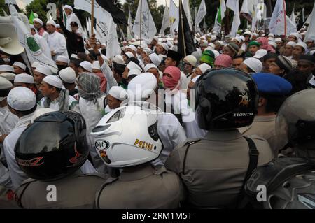 Bildnummer: 59598413  Datum: 03.05.2013  Copyright: imago/Xinhua (130503) -- JAKARTA, May 3, 2013 (Xinhua) -- Members of Islamic groups protest as anti-riot police stand guard during an anti-Myanmar rally at the Myanmar embassy in Jakarta, Indonesia, May 3, 2013. Indonesian anti-terror squad has captured two militants suspected of planning to attack Myanmar embassy in Jakarta, police said here on Friday. The violence hitting Myanmar spread into Indonesia in April when several Myanmar were beaten to death by Myanmar s ethnic Rohingya refugees at an immigration detention center in North Sumatra Stock Photo