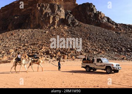 Kamele neben Lawrence's Spring, Wadi Rum, Jordanien, Naher Osten Stockfoto