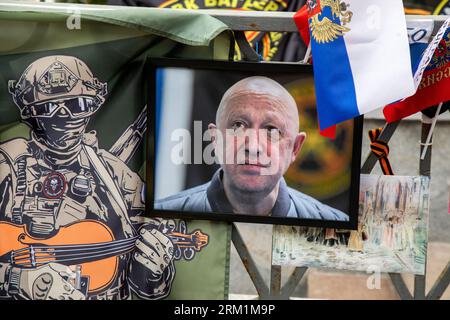 Moskau, Russland. 26. August 2023. Ein Porträt von Jewgeni Prigozhin ist in der provisorischen Gedenkstätte in der Nähe des Roten Platzes im Zentrum von Moskau, Russland, zu sehen. Russische staatliche Nachrichtenagenturen sagten am 23. August 2023, dass Jewgeni Prigozhin, der Leiter der Wagner-Gruppe, die im Juni eine Meuterei gegen die russische Armee führte, auf der Passagierliste eines Flugzeugs stand, das in der Nähe des Dorfes Kuschenkino in der Region Tver abstürzte. Quelle: Nikolay Vinokurov/Alamy Live News Stockfoto