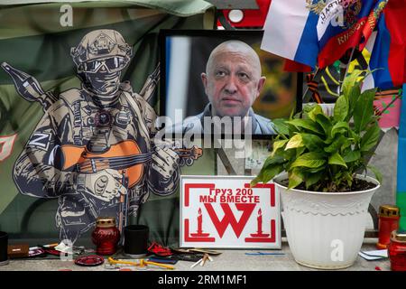 Moskau, Russland. 26. August 2023. Ein Porträt von Jewgeni Prigozhin ist in der provisorischen Gedenkstätte in der Nähe des Roten Platzes im Zentrum von Moskau, Russland, zu sehen. Russische staatliche Nachrichtenagenturen sagten am 23. August 2023, dass Jewgeni Prigozhin, der Leiter der Wagner-Gruppe, die im Juni eine Meuterei gegen die russische Armee führte, auf der Passagierliste eines Flugzeugs stand, das in der Nähe des Dorfes Kuschenkino in der Region Tver abstürzte. Quelle: Nikolay Vinokurov/Alamy Live News Stockfoto