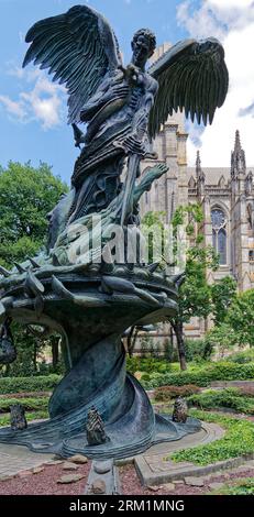 Morningside Heights: Friedensbrunnen, an der Kathedrale von St. Johannes der Göttliche, „feiert den Triumph des Guten über das Böse“, so seine Inschrift. Stockfoto