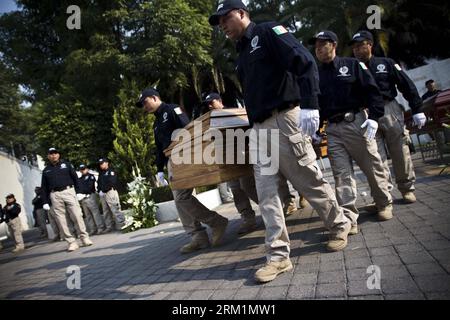 Bildnummer: 59602225 Datum: 04.05.2013 Copyright: imago/Xinhua (130504) -- MEXIKO-STADT, 4. Mai 2013 (Xinhua) -- Agenten der mexikanischen Bundespolizei tragen den Sarg eines ihrer Kollegen, der bei einem Flugzeugabsturz während einer Beerdigungszeremonie in Mexiko-Stadt, Hauptstadt von Mexiko, am 4. Mai 2013 getötet wurde. Die mexikanische Generalstaatsanwaltschaft (PGR) hielt eine Trauerzeremonie ab, um die sechs Opfer an Bord eines Flugzeugs der PGR zu ehren, das am 30. April in Zacatecas im Norden Mexikos abstürzte. (Xinhua/Rodrigo Oropeza) MEXIKO-MEXIKO-STADT-BEERDIGUNG PUBLICATIONxNOTxINxCHN Gesellschaft Gedenken Trauer Stockfoto