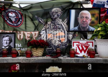 Moskau, Russland. 26. August 2023. Ein Porträt von Jewgeni Prigozhin ist in der provisorischen Gedenkstätte in der Nähe des Roten Platzes im Zentrum von Moskau, Russland, zu sehen. Russische staatliche Nachrichtenagenturen sagten am 23. August 2023, dass Jewgeni Prigozhin, der Leiter der Wagner-Gruppe, die im Juni eine Meuterei gegen die russische Armee führte, auf der Passagierliste eines Flugzeugs stand, das in der Nähe des Dorfes Kuschenkino in der Region Tver abstürzte. Quelle: Nikolay Vinokurov/Alamy Live News Stockfoto