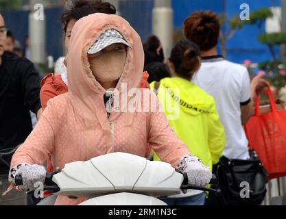 Bildnummer: 59602550 Datum: 05.05.2013 Copyright: imago/Xinhua (130505) -- ZHENZHOU, 5. Mai 2013 (Xinhua) -- Eine Frau, die Sonnenschutzkleidung trägt, wird in Zhengzhou, der Hauptstadt der zentralchinesischen Provinz Henan, am 5. Mai 2013 gesehen. Sonntag ist der Beginn des 7. Sonnentages im chinesischen Mondkalender, der auf das Kommen des Sommers hinweist. Die Temperatur in Henan hat sich in den letzten Tagen wieder erholt. (Xinhua/Wang Song) (xzj) CHINA-ZHENGZHOU-SUMMER (CN) PUBLICATIONxNOTxINxCHN xcb x0x 2013 quer 59602550 Datum 05 05 2013 Copyright Imago XINHUA Zhenzhou 5. Mai 2013 XINHUA eine Frau, die Sun Protect trägt Stockfoto