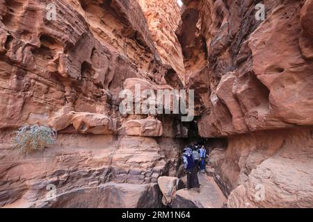 Menschen in der Khazali-Schlucht, berühmt für die alten Inschriften und Wasserlöcher, Wadi Rum, Jordanien, Nahost Stockfoto