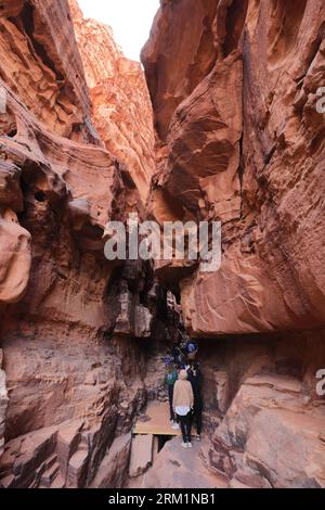 Menschen in der Khazali-Schlucht, berühmt für die alten Inschriften und Wasserlöcher, Wadi Rum, Jordanien, Nahost Stockfoto