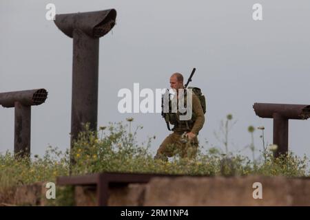 Bildnummer: 59607625  Datum: 06.05.2013  Copyright: imago/Xinhua (130506) -- JERUSALEM, May 6, 2013 (Xinhua) -- An Israeli soldier in an abandoned military outpost overlooks the ceasefire line between Israel and Syria on the Israeli-occupied Golan Heights May 6, 2013. Israel Defense Forces (IDF) reported that 2 stray mortars shot from Syria landed in Golan Heights on Monday.(Xinhua/Jini) MIDEAST-ISRAEL-SYRIA-GOLAN HEIGHTS PUBLICATIONxNOTxINxCHN Politik Militär Soldaten Golanhöhen premiumd x0x xsk 2013 quer premiumd      59607625 Date 06 05 2013 Copyright Imago XINHUA  Jerusalem May 6 2013 XINH Stock Photo