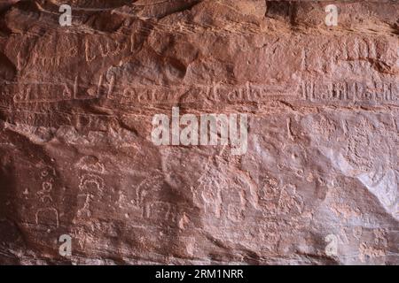 Menschen in der Khazali-Schlucht, berühmt für die alten Inschriften und Wasserlöcher, Wadi Rum, Jordanien, Nahost Stockfoto