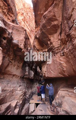 Menschen in der Khazali-Schlucht, berühmt für die alten Inschriften und Wasserlöcher, Wadi Rum, Jordanien, Nahost Stockfoto