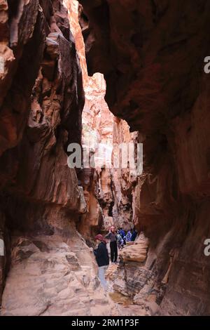 Menschen in der Khazali-Schlucht, berühmt für die alten Inschriften und Wasserlöcher, Wadi Rum, Jordanien, Nahost Stockfoto