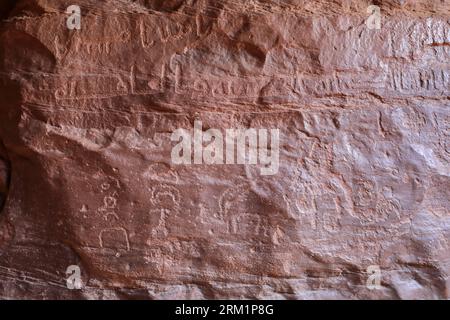 Menschen in der Khazali-Schlucht, berühmt für die alten Inschriften und Wasserlöcher, Wadi Rum, Jordanien, Nahost Stockfoto